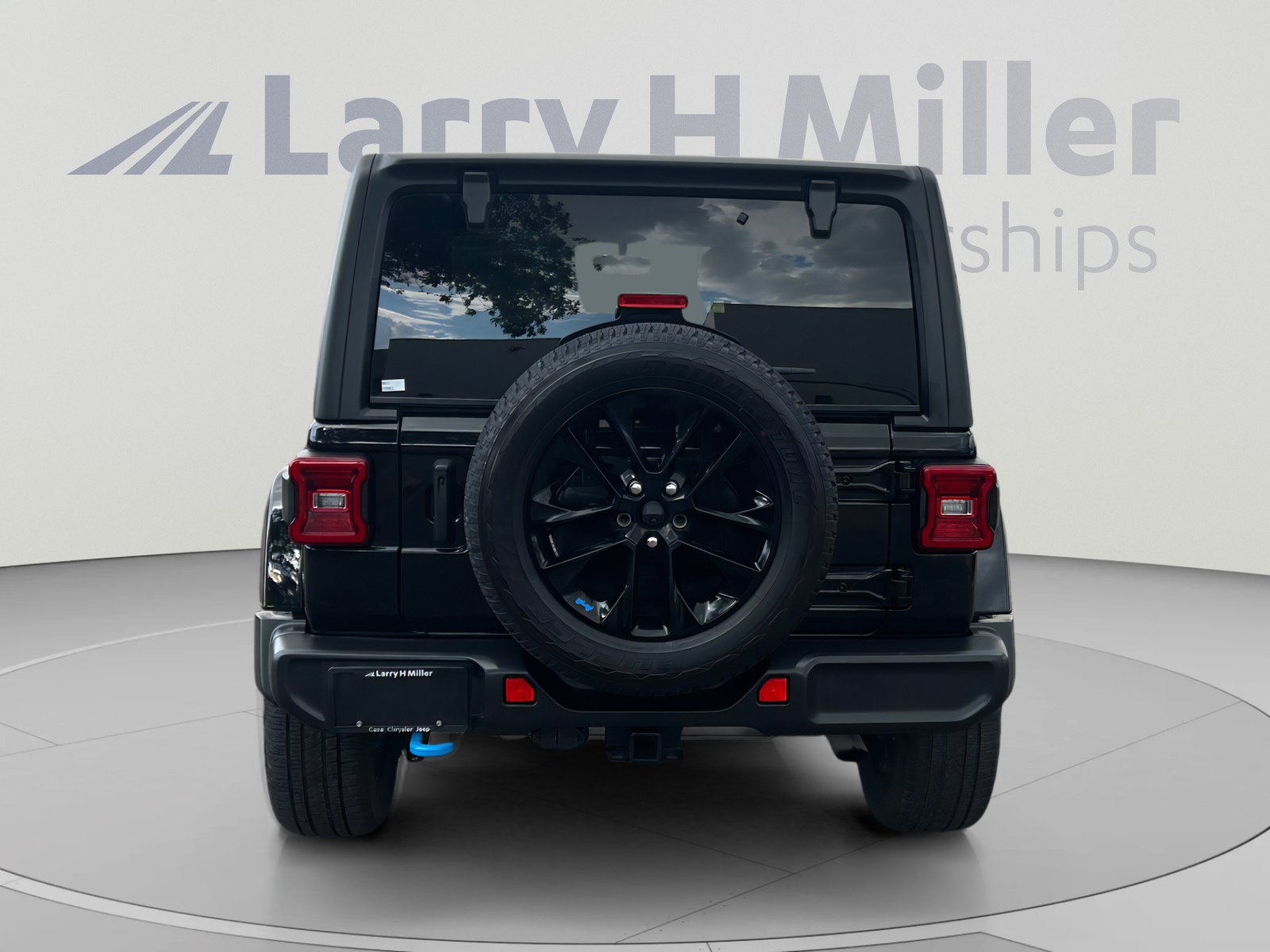 Used 2023 Jeep Wrangler Unlimited Sahara w/ Cold Weather Group AWD/4WD image 4