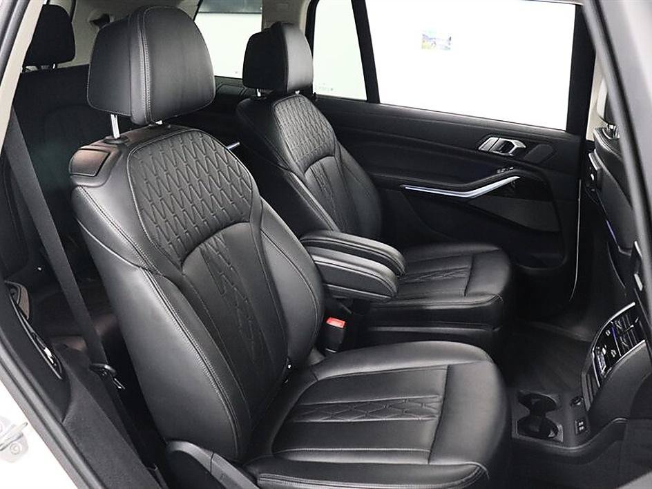 Used 2019 BMW X7 xDrive50i w/ Premium Package AWD/4WD image 14