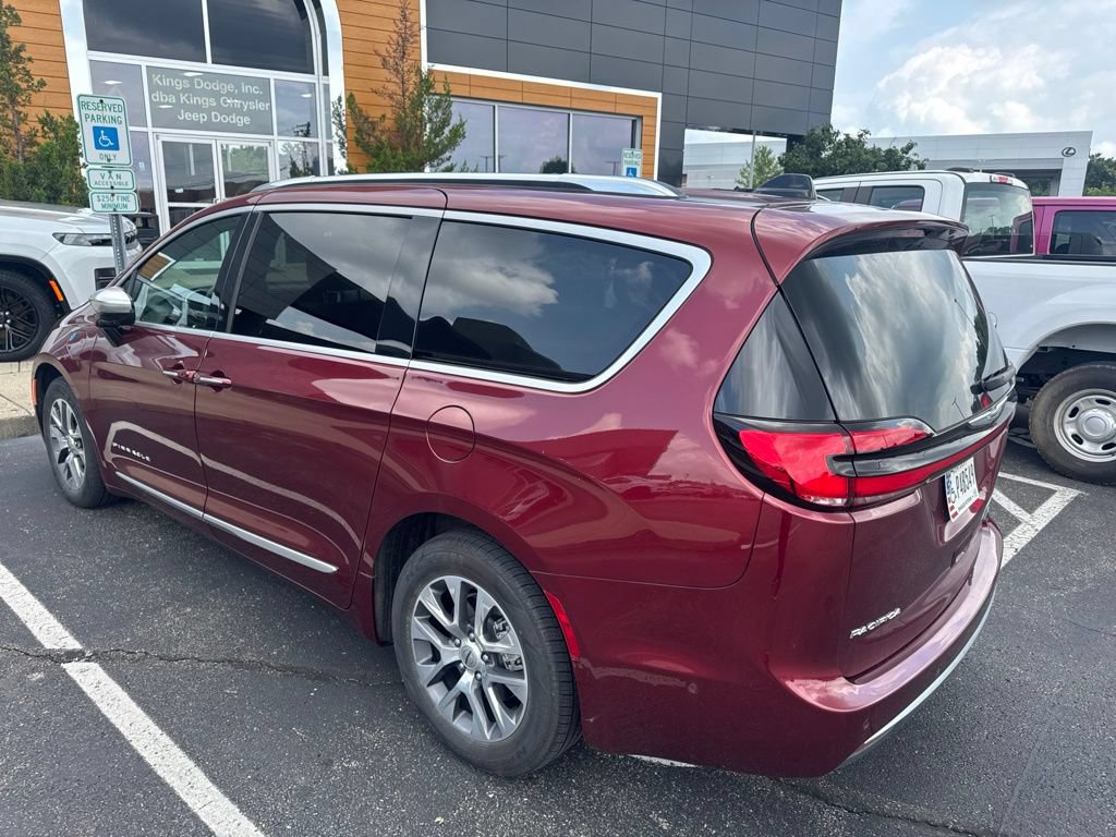 Used 2023 Chrysler Pacifica Pinnacle FWD image 4