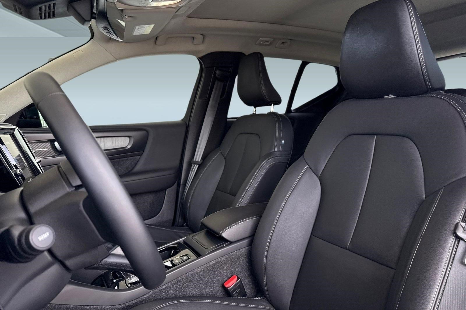 Used 2025 Volvo XC40 B5 Ultra w/ Climate Package image 5