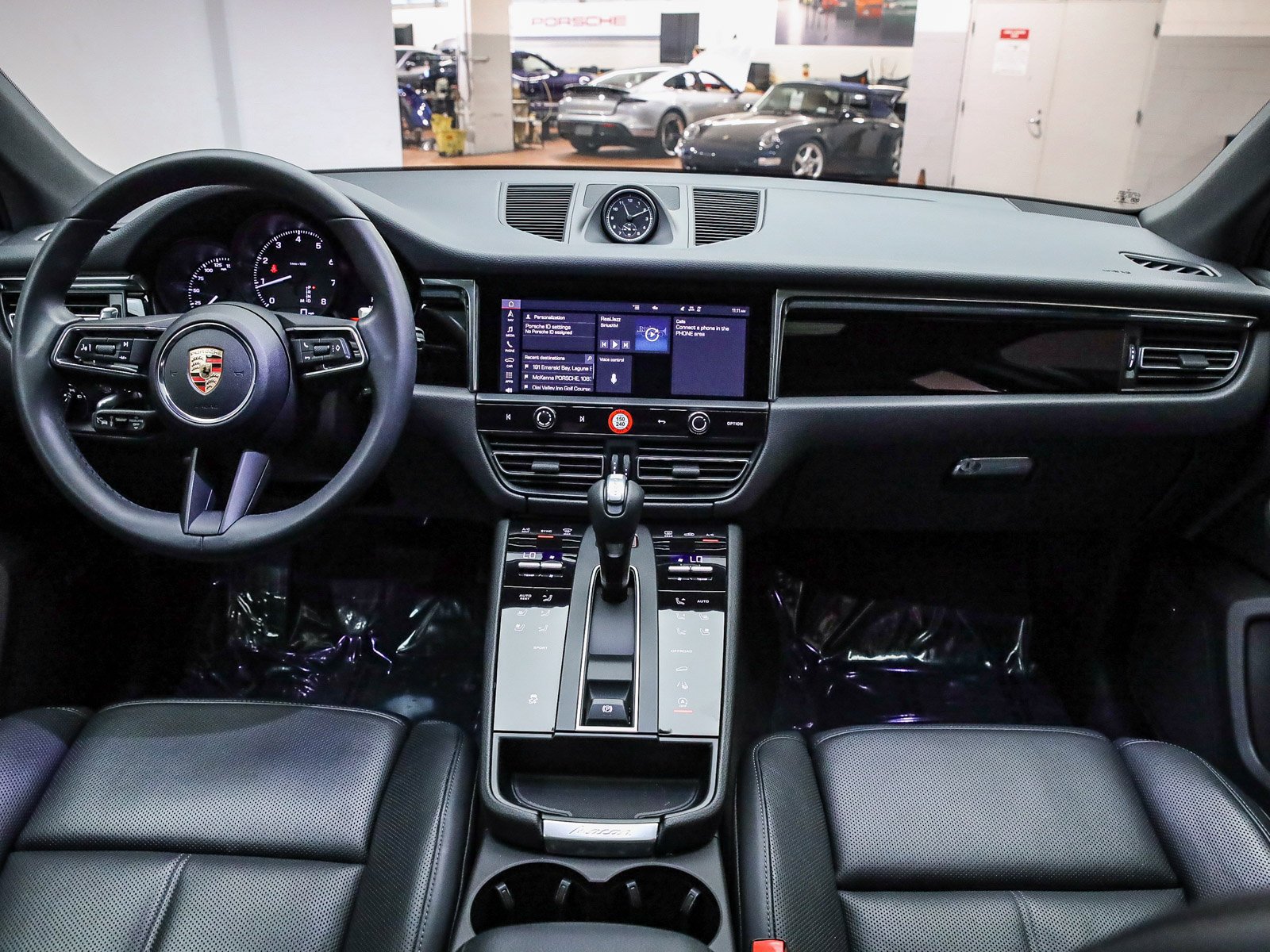 Certified 2025 Porsche Macan AWD/4WD image 16