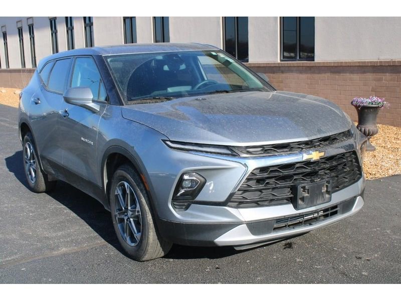 Used 2025 Chevrolet Blazer LT image 2