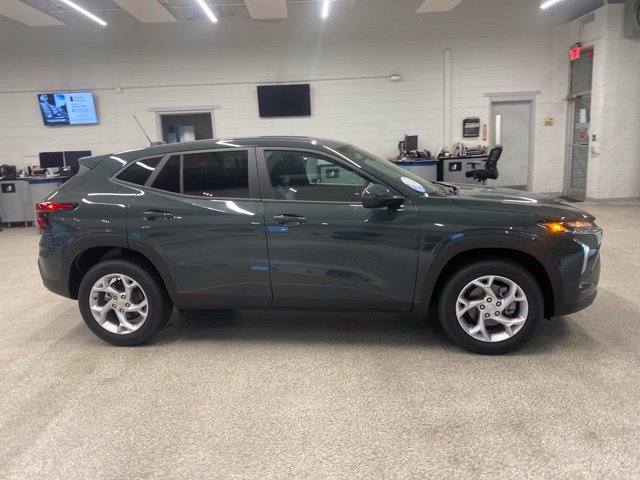New 2026 Chevrolet Trax LS w/ LS Convenience Package FWD image 4