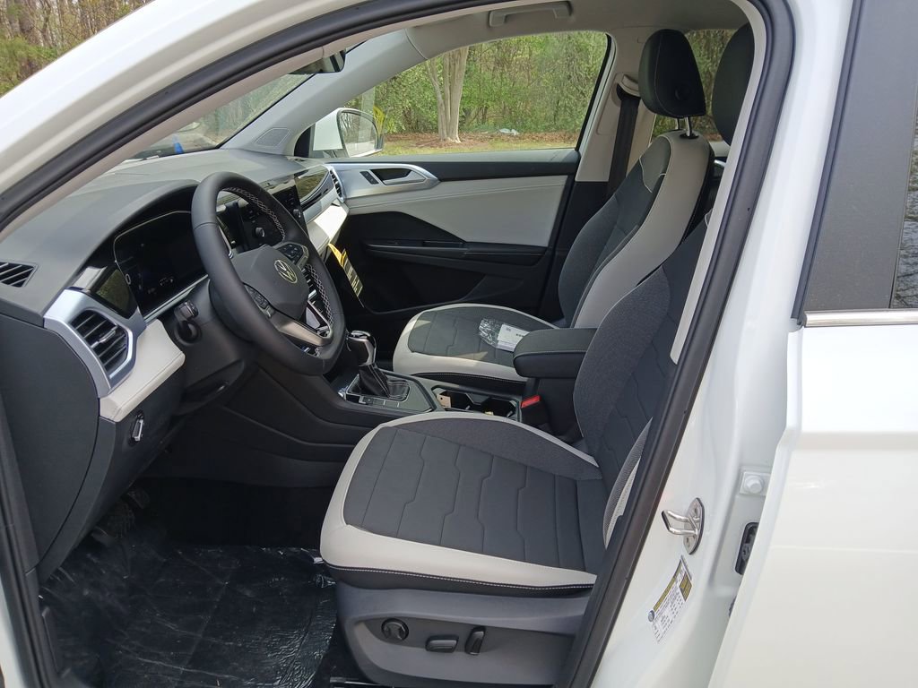 New 2026 Volkswagen Taos SE image 9