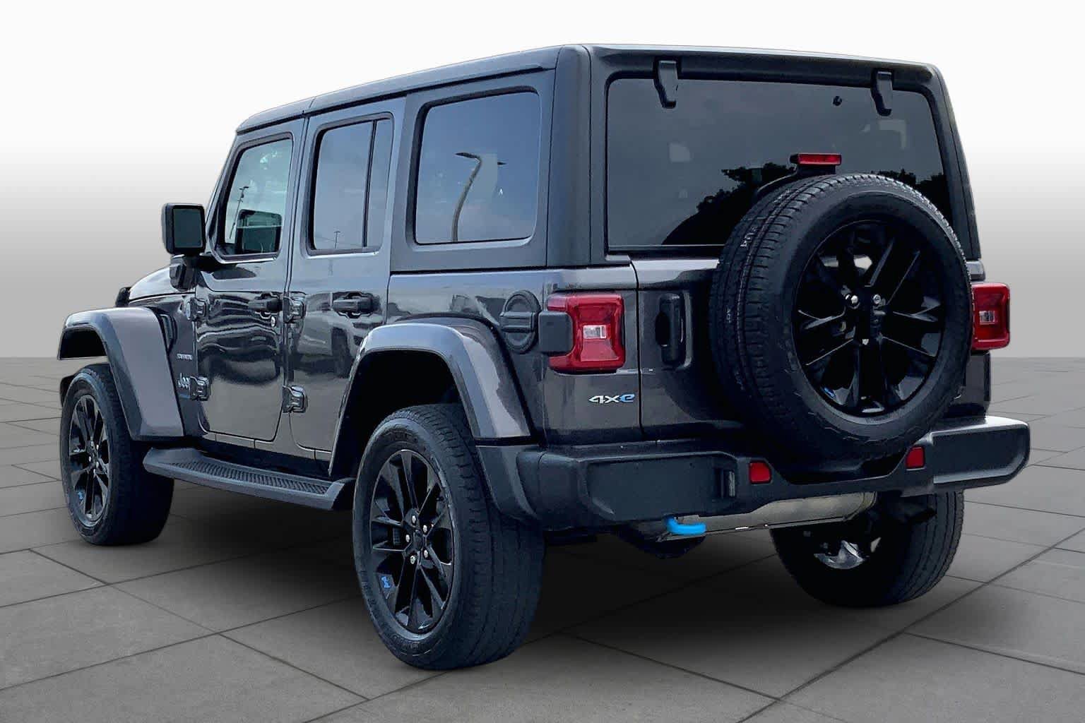 Used 2023 Jeep Wrangler Unlimited Sahara w/ Cold Weather Group AWD/4WD image 12