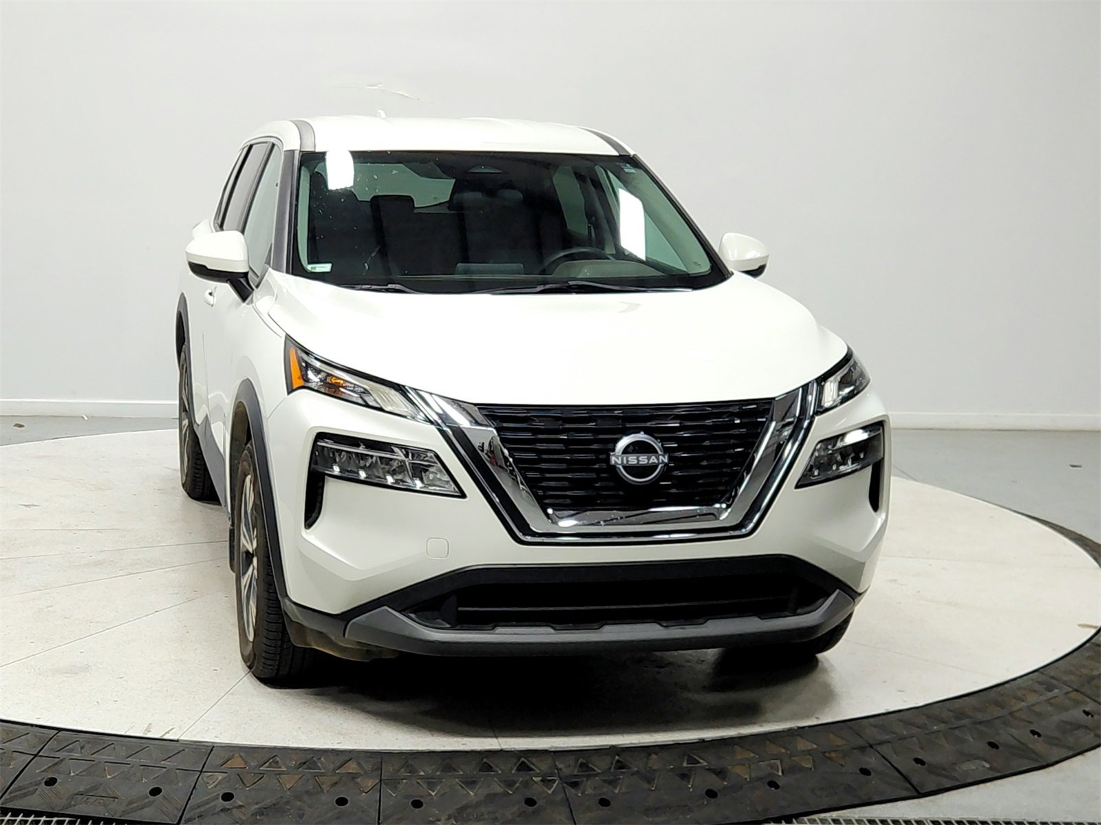 Used 2022 Nissan Rogue SV image 2