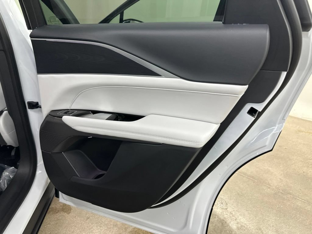 New 2026 Cadillac Lyriq Luxury AWD/4WD image 22