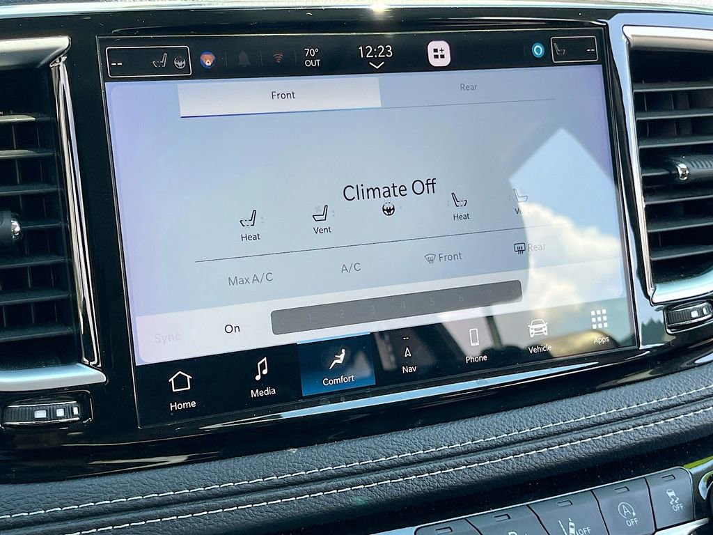 Used 2023 Chrysler Pacifica Limited w/ Uconnect Theater Family Group image 21