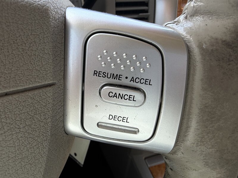 Used 2007 Chrysler Aspen Limited RWD image 24