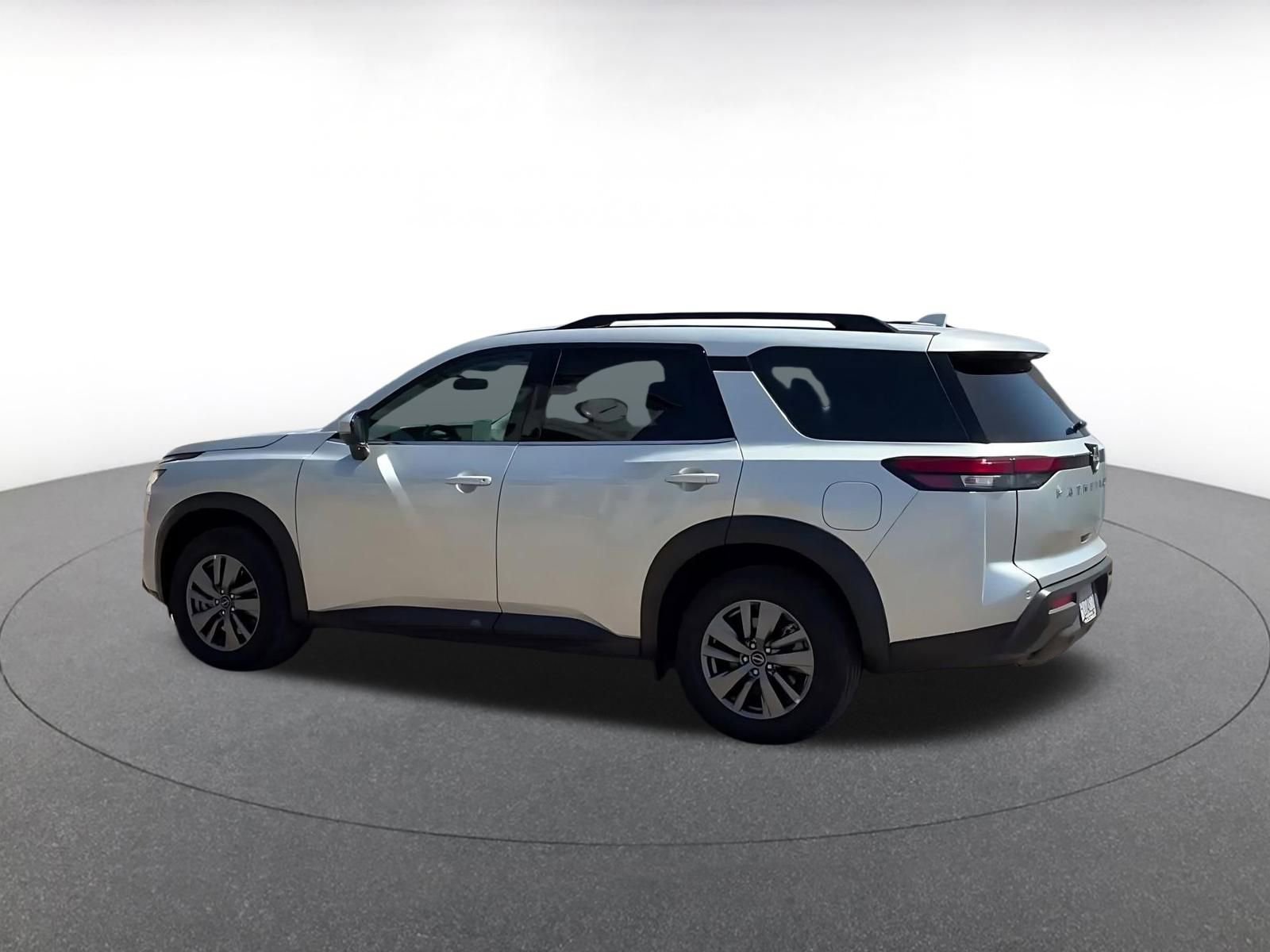 Used 2025 Nissan Pathfinder SV image 9