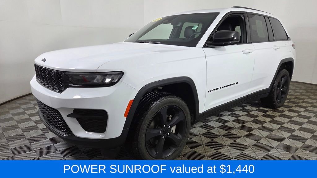 Used 2023 Jeep Grand Cherokee Altitude image 3