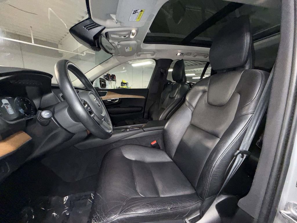 Used 2022 Volvo XC90 T6 Momentum w/ Climate Package image 2