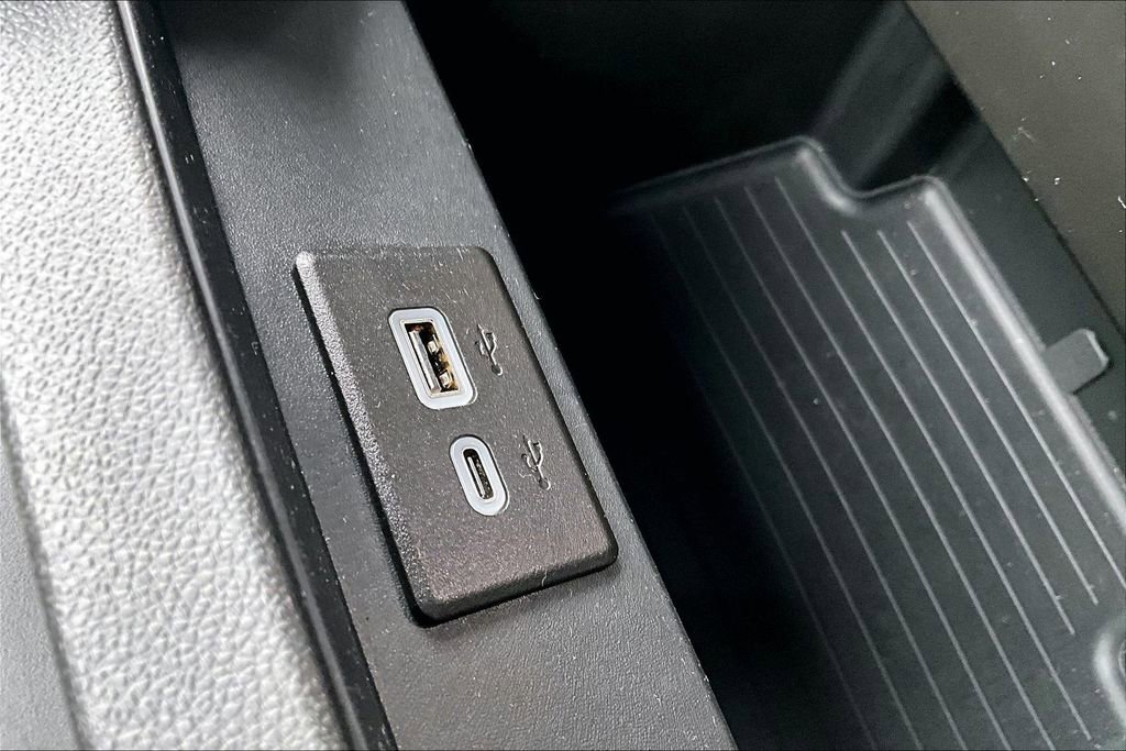 Used 2024 Chevrolet Suburban Premier AWD/4WD image 34