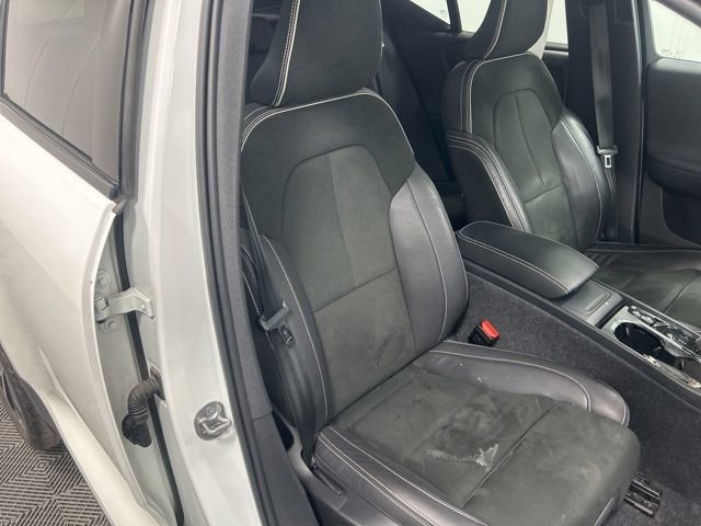 Used 2022 Volvo XC40 T5 R-Design w/ Advanced Package AWD/4WD image 24
