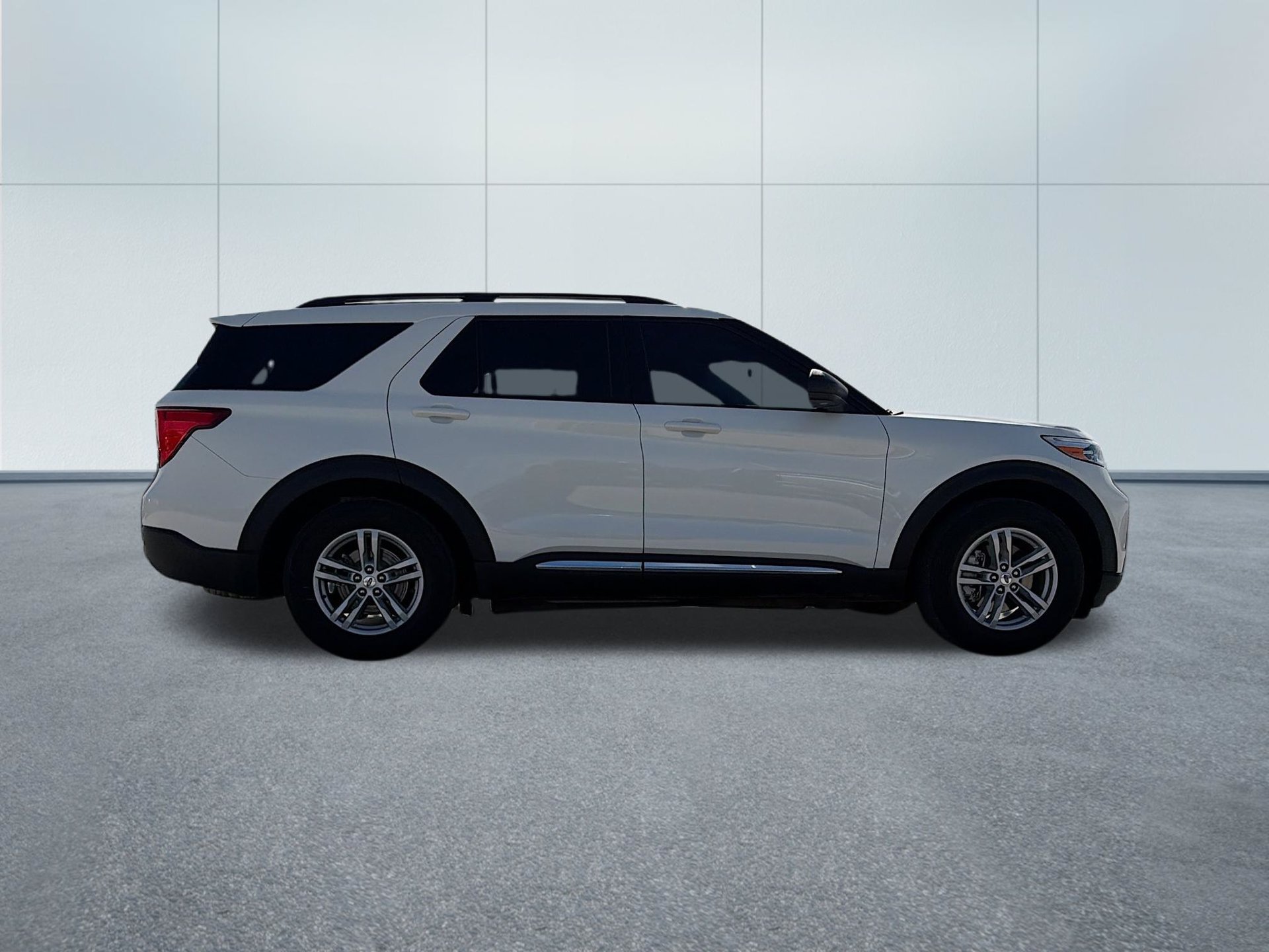 Used 2023 Ford Explorer XLT RWD image 4