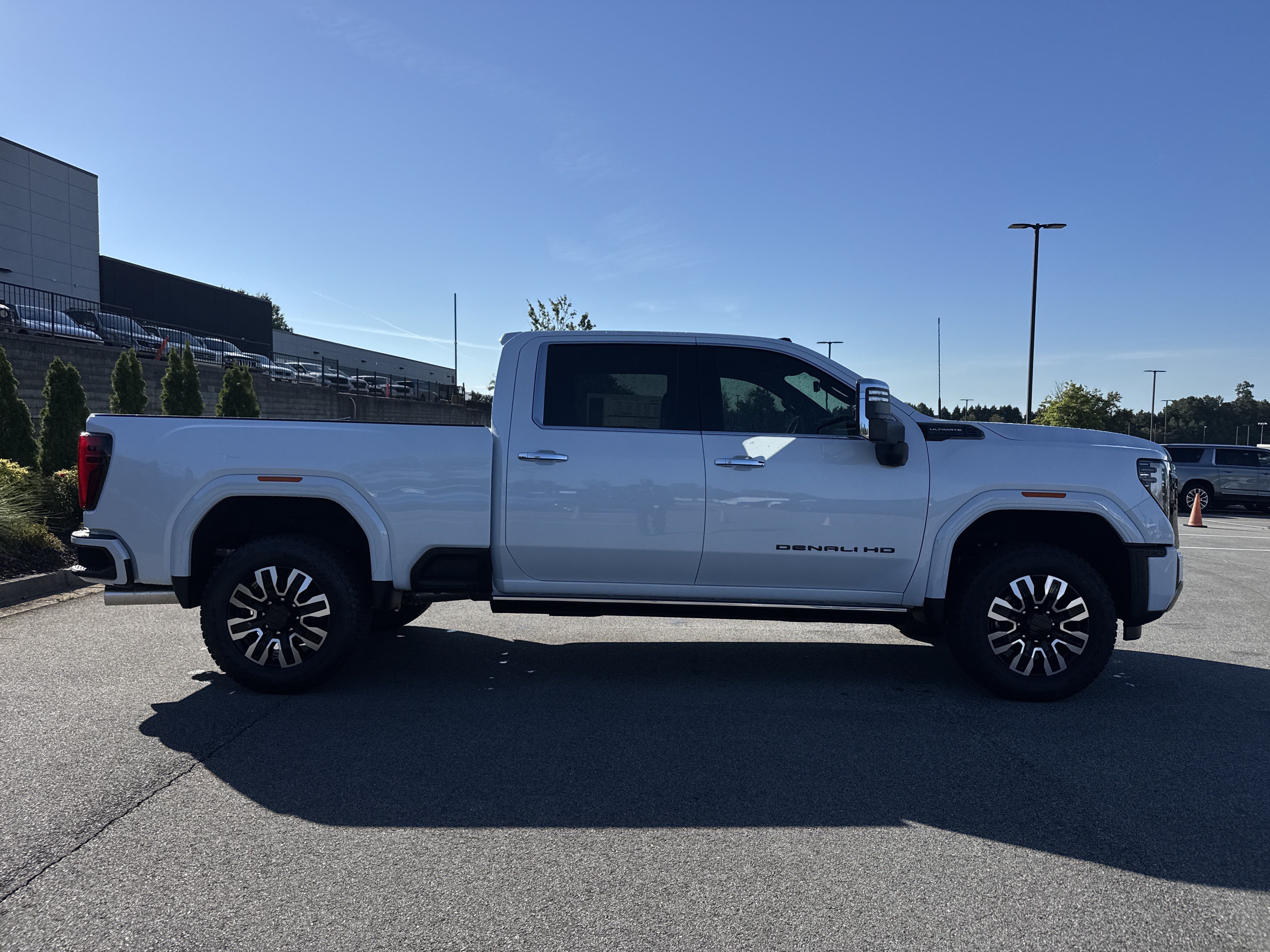 New 2026 GMC Sierra 2500 Denali Ultimate w/ LPO, Black Badging Package AWD/4WD image 11