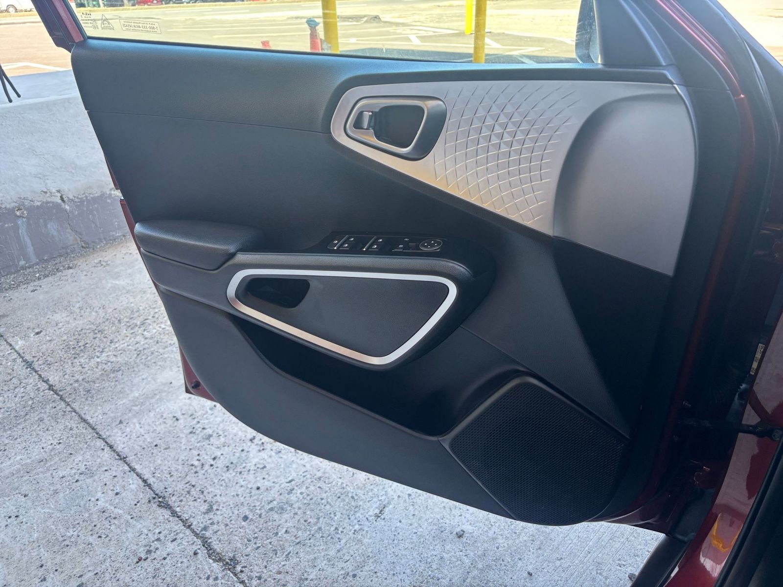 Used 2025 Kia Soul LX w/ LX Technology Package FWD image 18