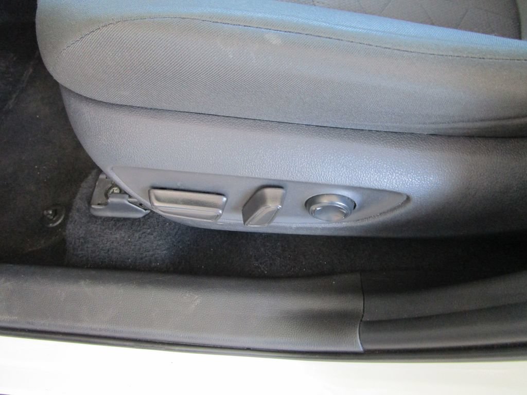 Used 2025 Toyota RAV4 XLE FWD image 22