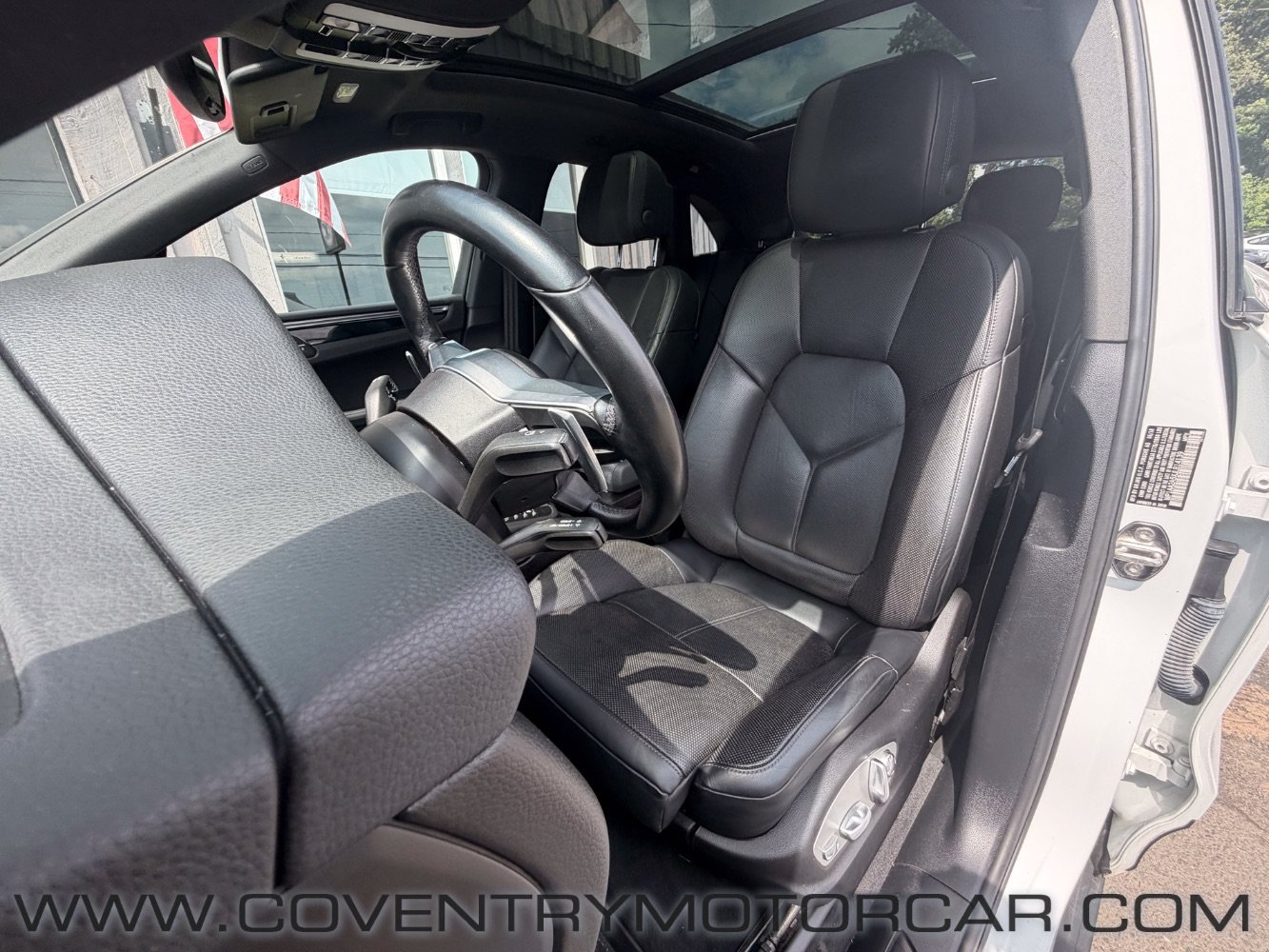 Used 2018 Porsche Macan Sport Edition AWD/4WD image 31