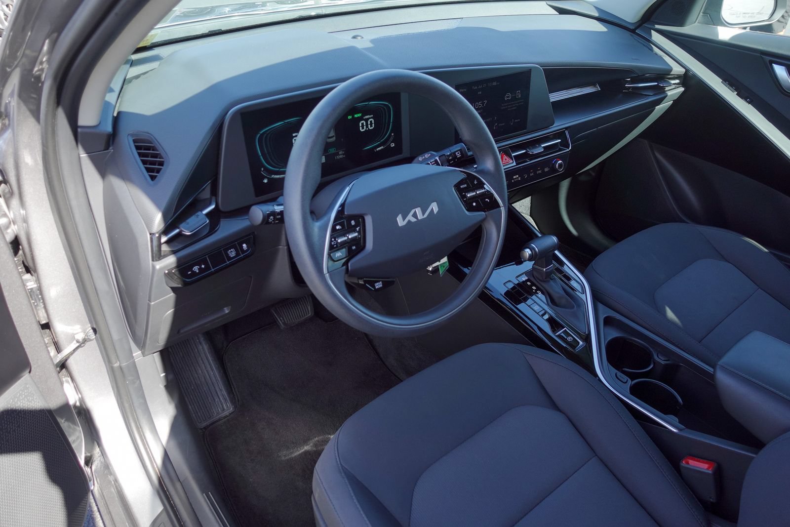 Used 2025 Kia Niro LX FWD image 9