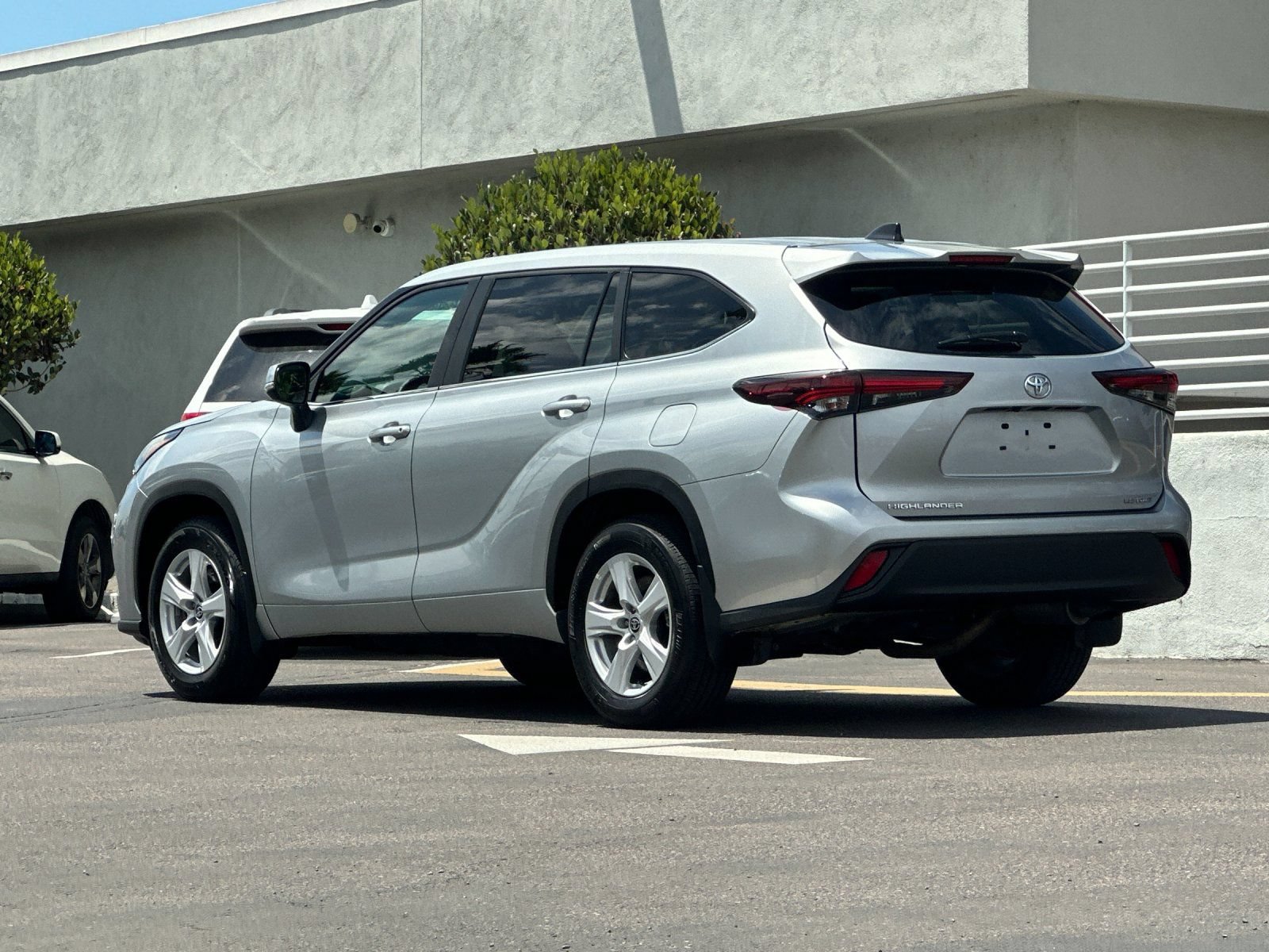 Used 2025 Toyota Highlander LE AWD/4WD image 3