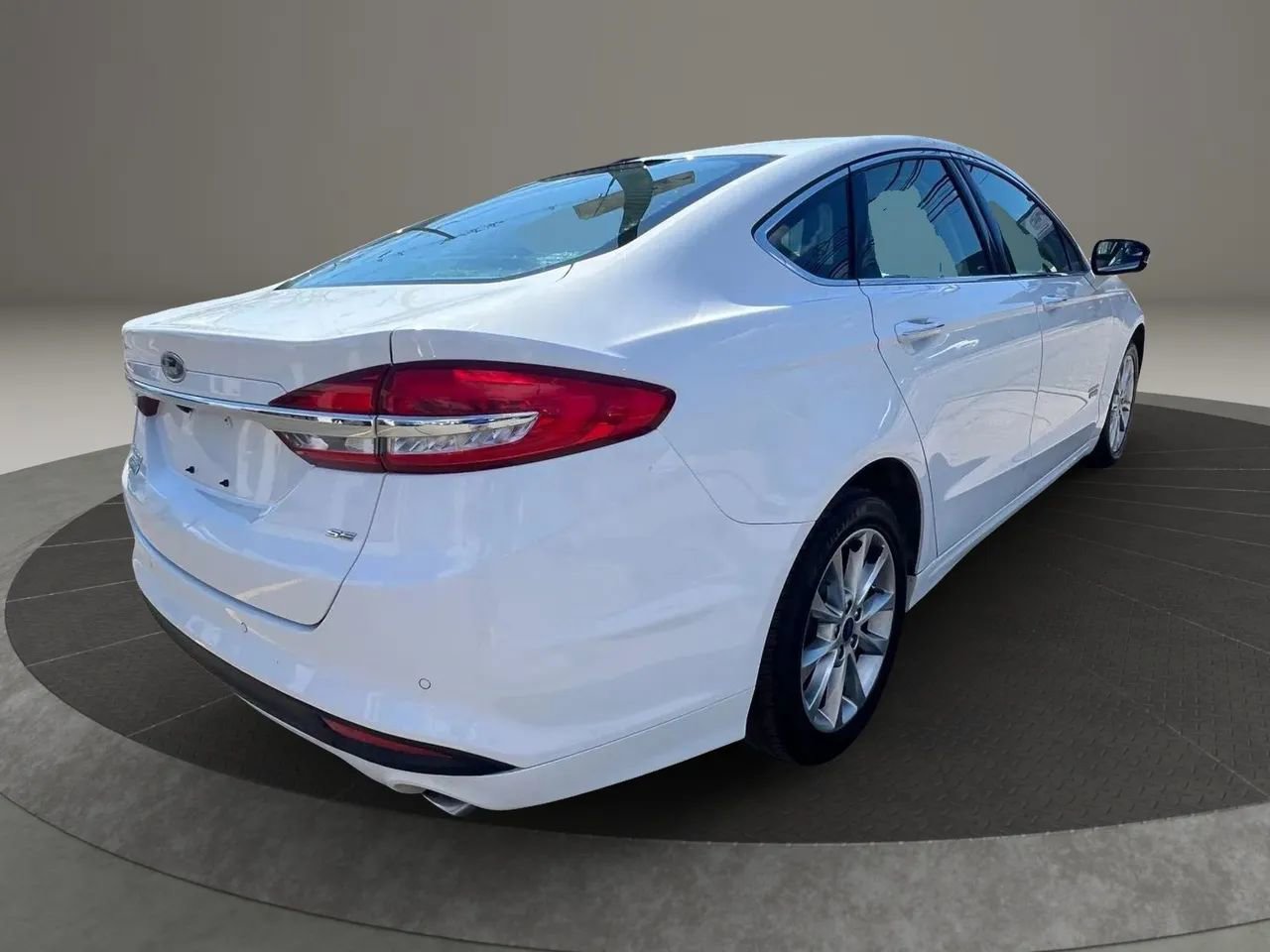 Used 2017 Ford Fusion Energi SE image 5