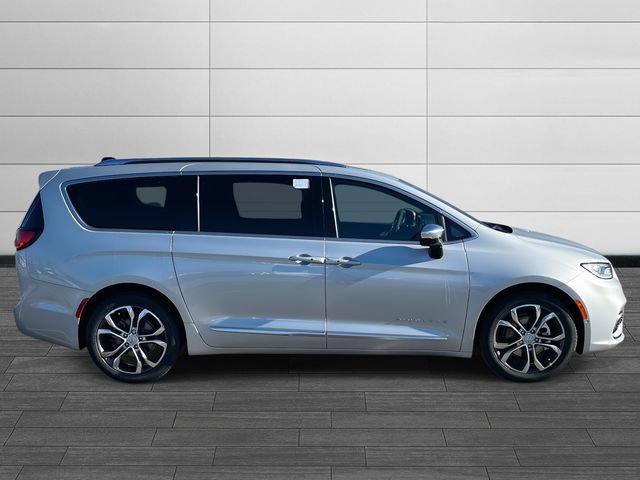 New 2026 Chrysler Pacifica Pinnacle w/ Trailer Tow Group FWD image 2