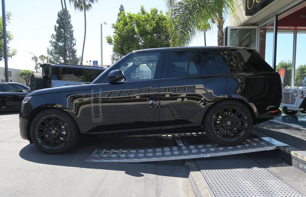 Used 2025 Land Rover Range Rover SE AWD/4WD image 5