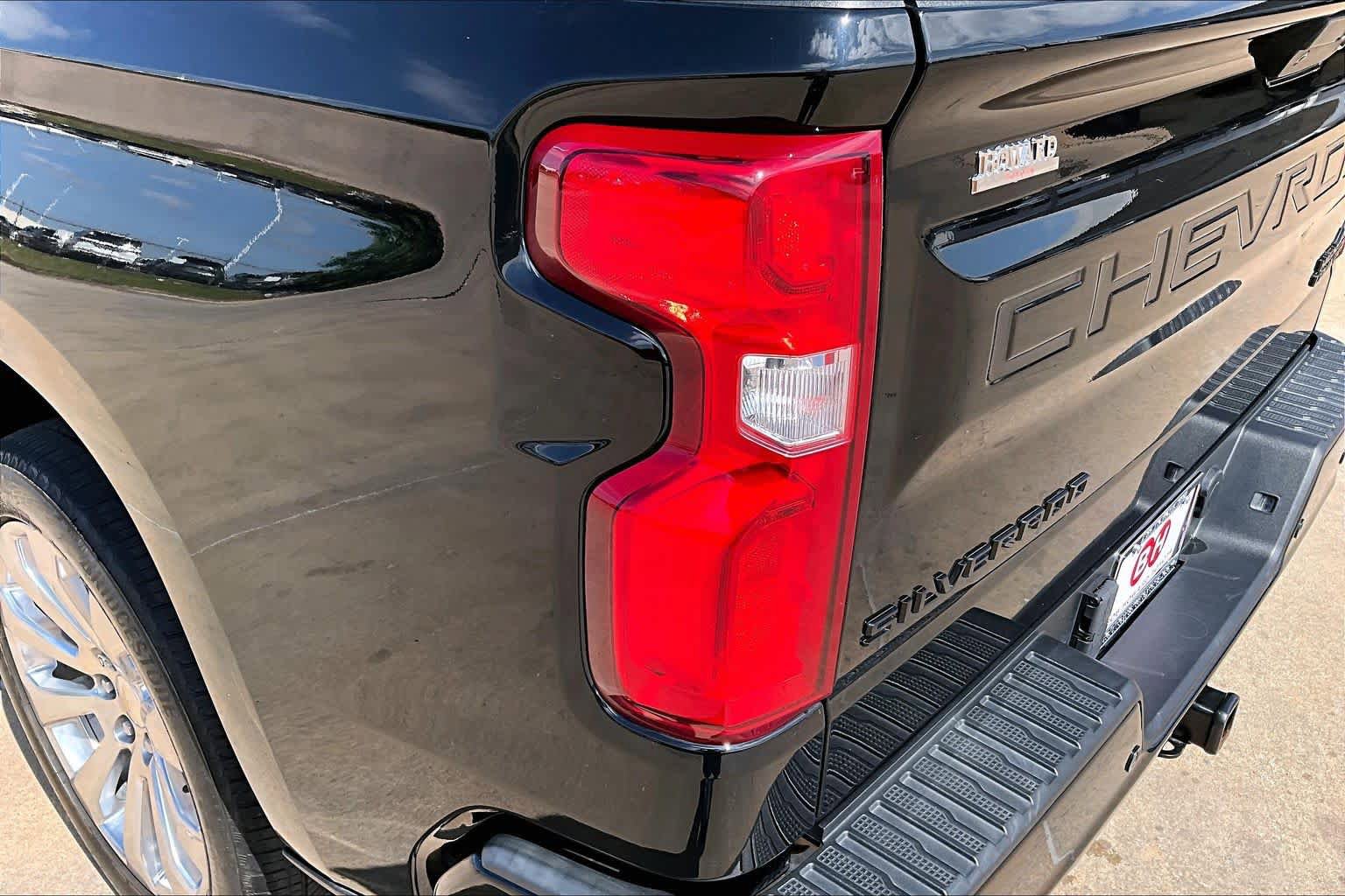 Used 2022 Chevrolet Silverado 1500 High Country w/ Technology Package AWD/4WD image 28