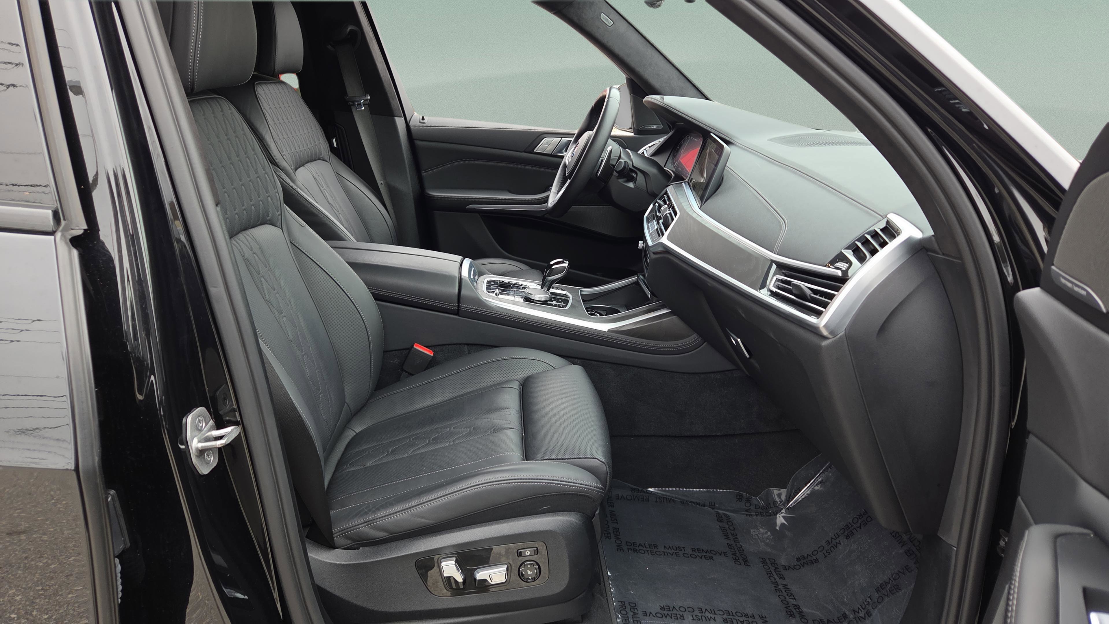 Used 2022 BMW X7 M50i w/ Luxury Seating Package image 28