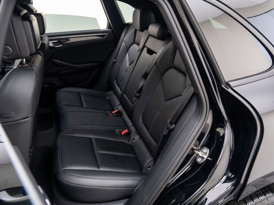 Certified 2025 Porsche Macan image 19