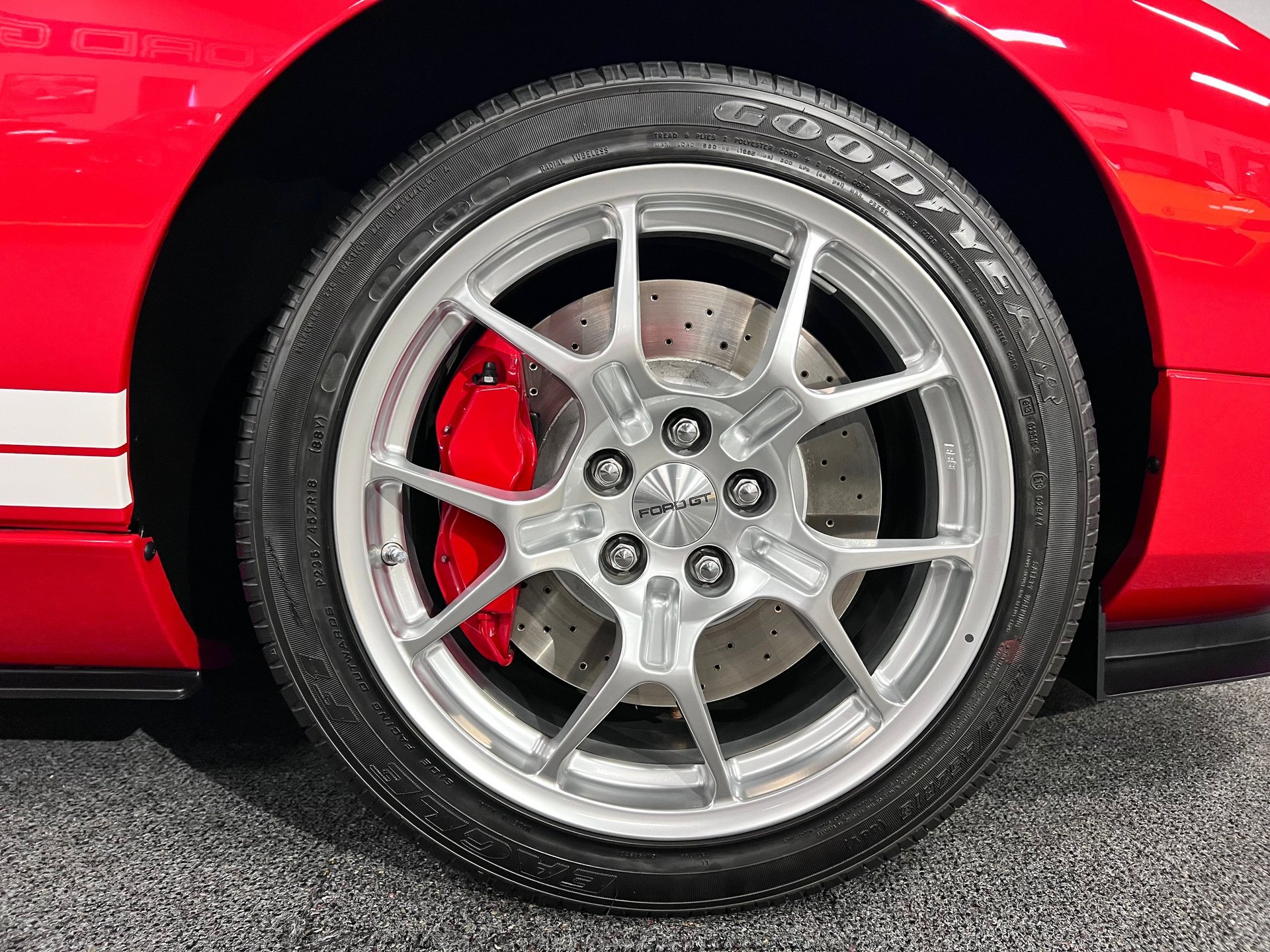 Used 2005 Ford GT RWD image 17