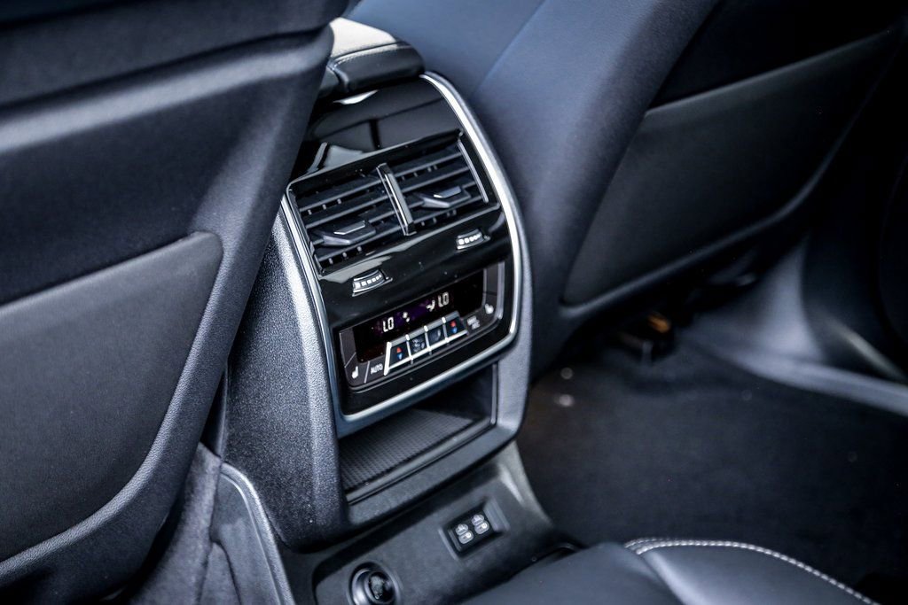 Used 2026 BMW X7 xDrive40i w/ Executive Package image 24