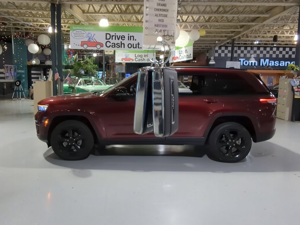 Used 2022 Jeep Grand Cherokee Altitude AWD/4WD image 4
