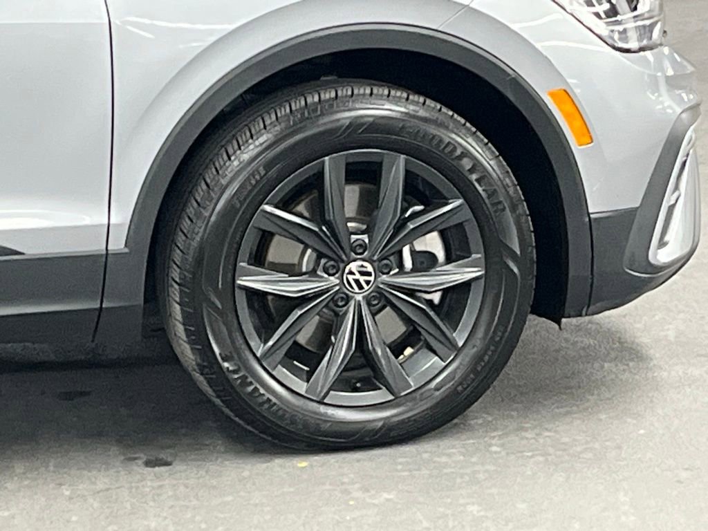 Used 2024 Volkswagen Tiguan SE w/ Panoramic Sunroof Package image 41