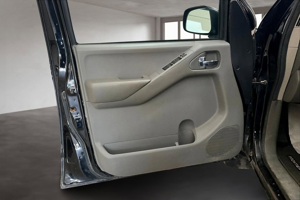 Used 2011 Nissan Frontier SV AWD/4WD image 12