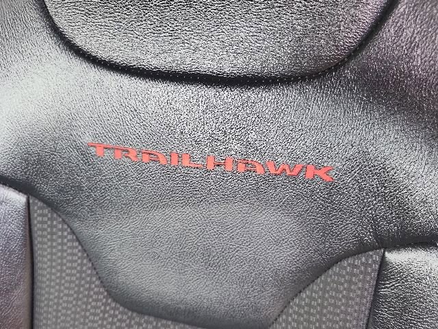 Used 2025 Jeep Compass Trailhawk AWD/4WD image 30