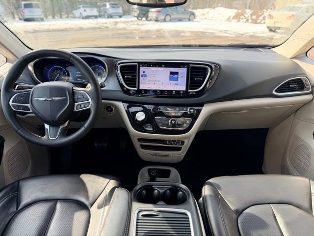 Used 2023 Chrysler Pacifica Touring-L image 21