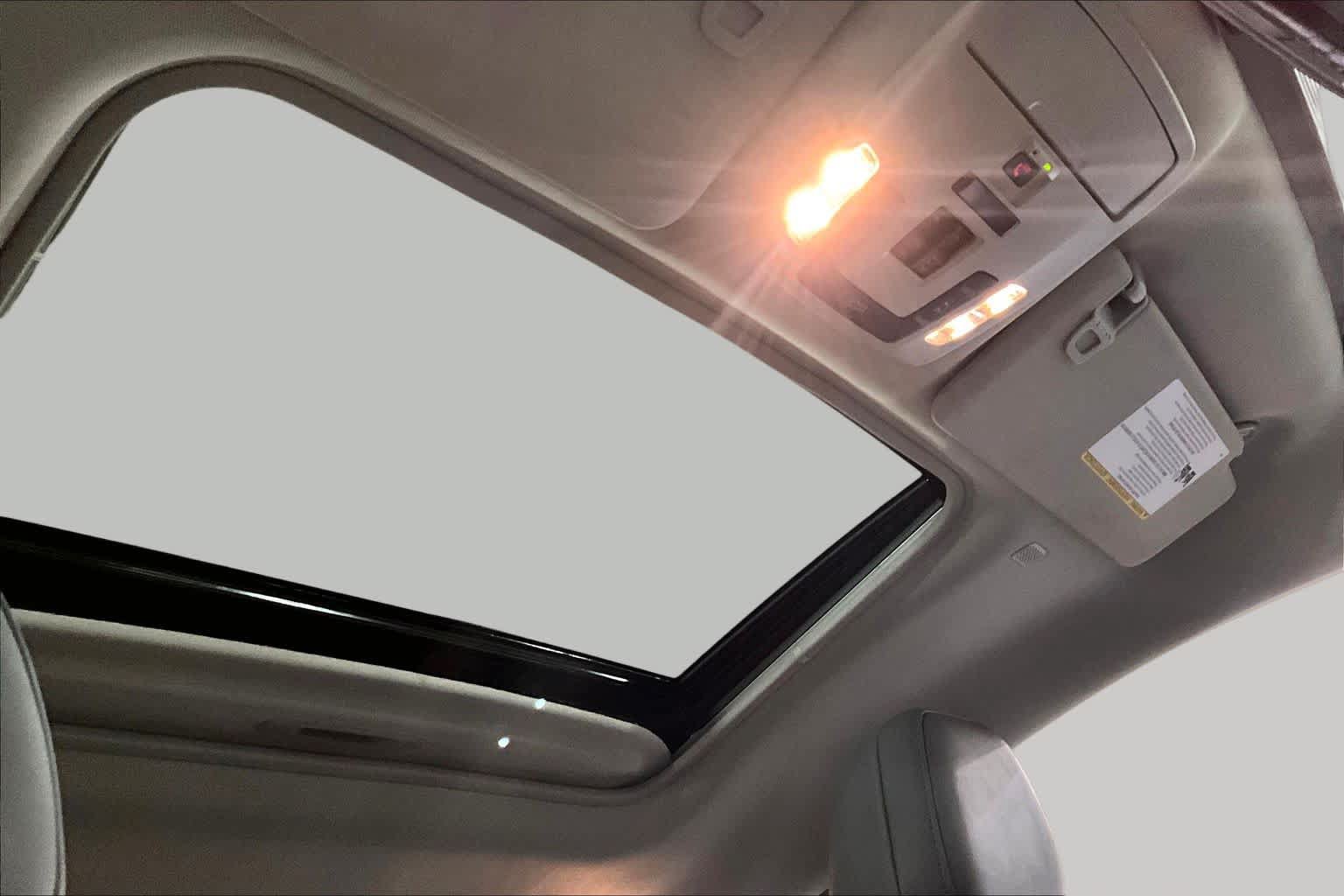 Used 2024 Toyota Sienna XLE FWD image 14