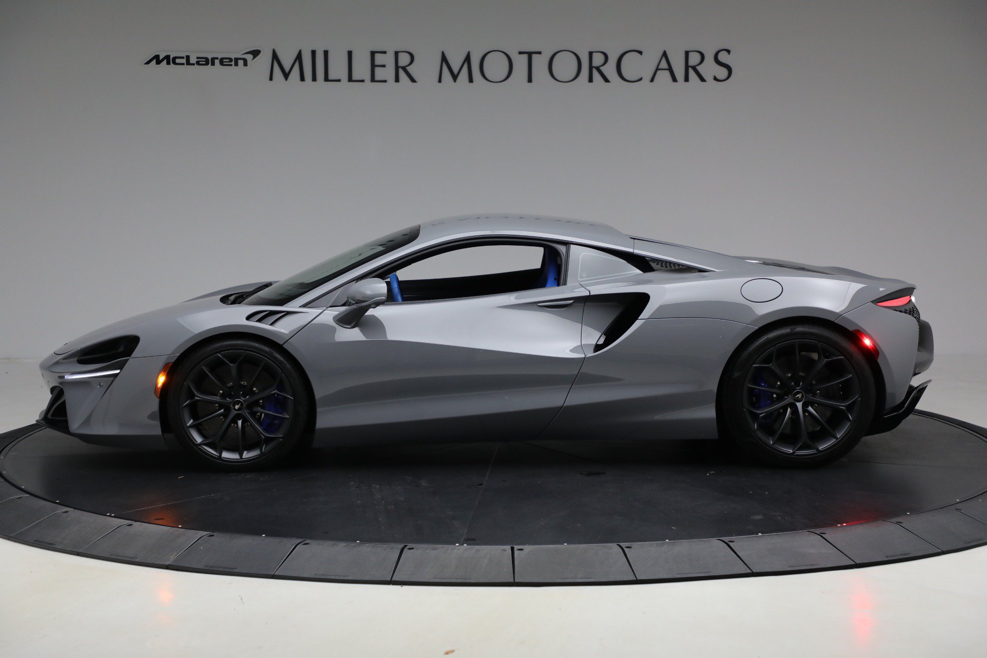 Used 2023 McLaren Artura RWD image 3