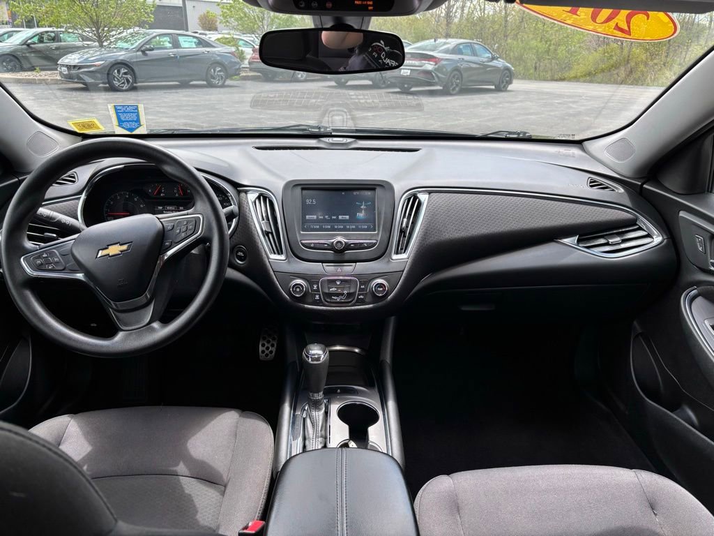 Used 2017 Chevrolet Malibu LT FWD image 15