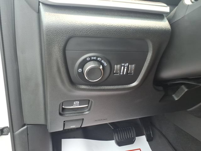 Used 2025 Jeep Grand Cherokee Altitude AWD/4WD image 16
