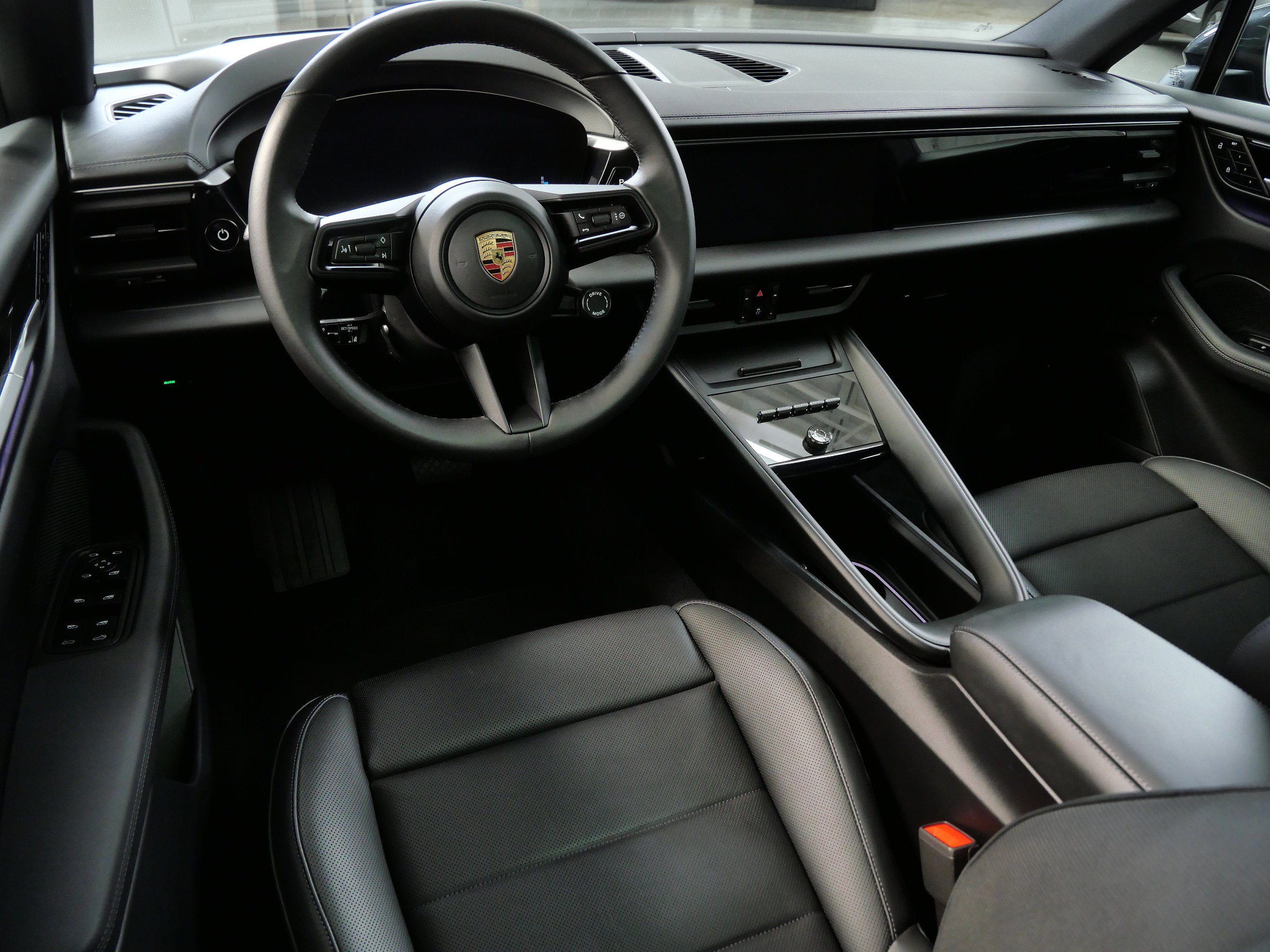 Used 2025 Porsche Macan 4 Electric w/ Premium Package AWD/4WD image 2