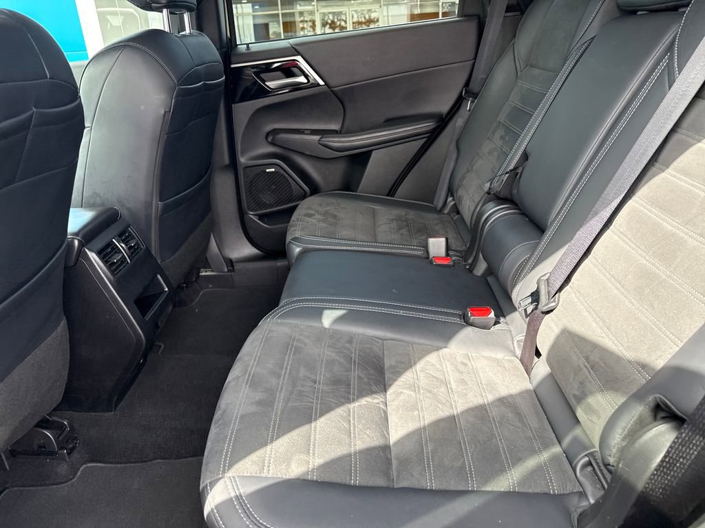 Used 2025 Mitsubishi Outlander SE image 27