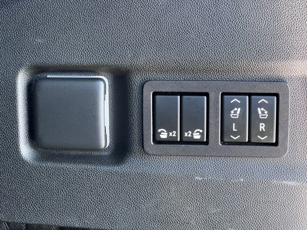 Used 2023 GMC Yukon XL AT4 w/ AT4 Premium Plus Package AWD/4WD image 42