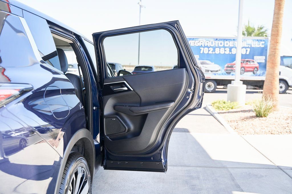 Used 2025 Mitsubishi Outlander SE FWD image 13