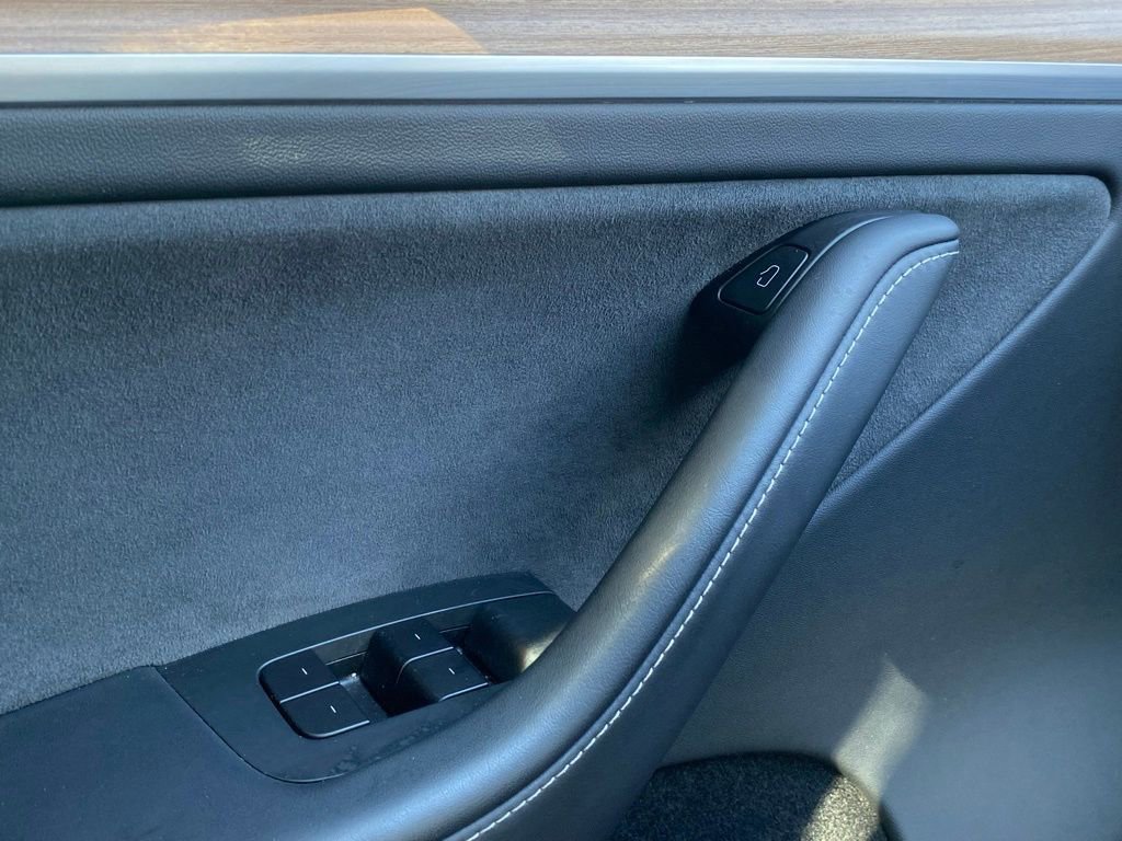 Used 2025 Tesla Model Y Long Range image 28