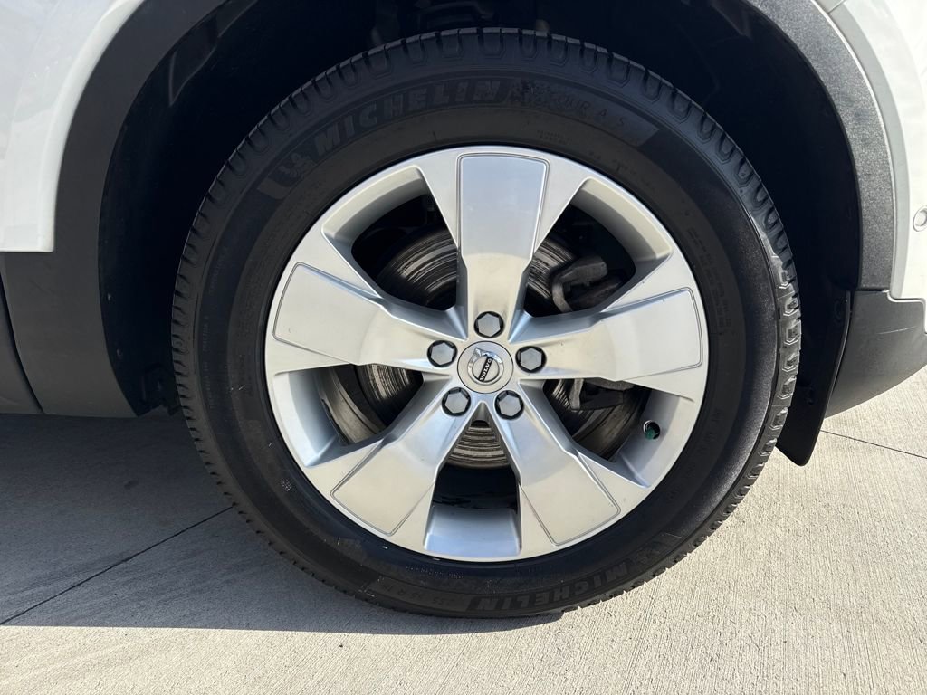 Used 2019 Volvo XC40 T5 Momentum image 11