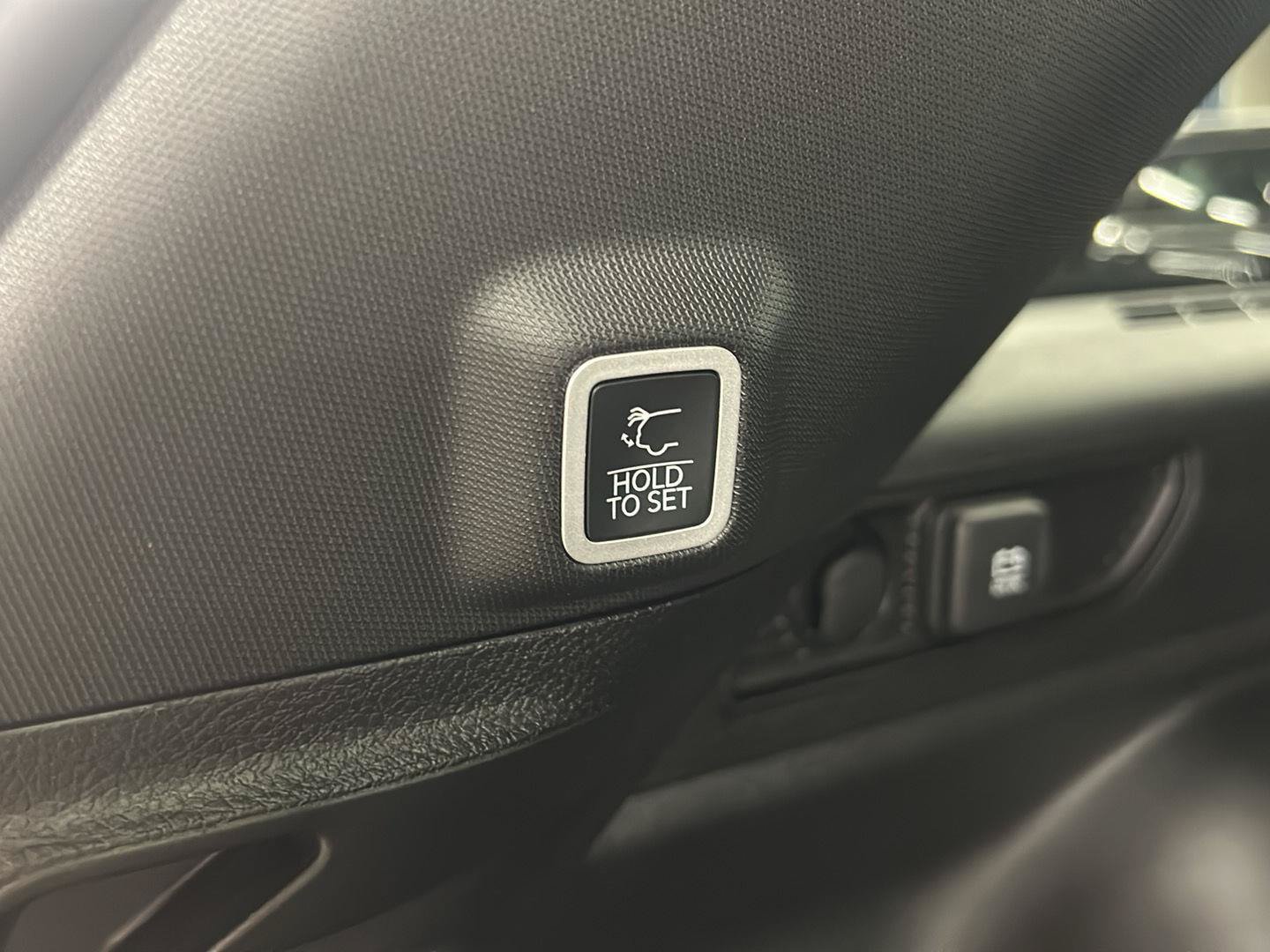 Used 2025 Jeep Grand Cherokee Limited AWD/4WD image 8