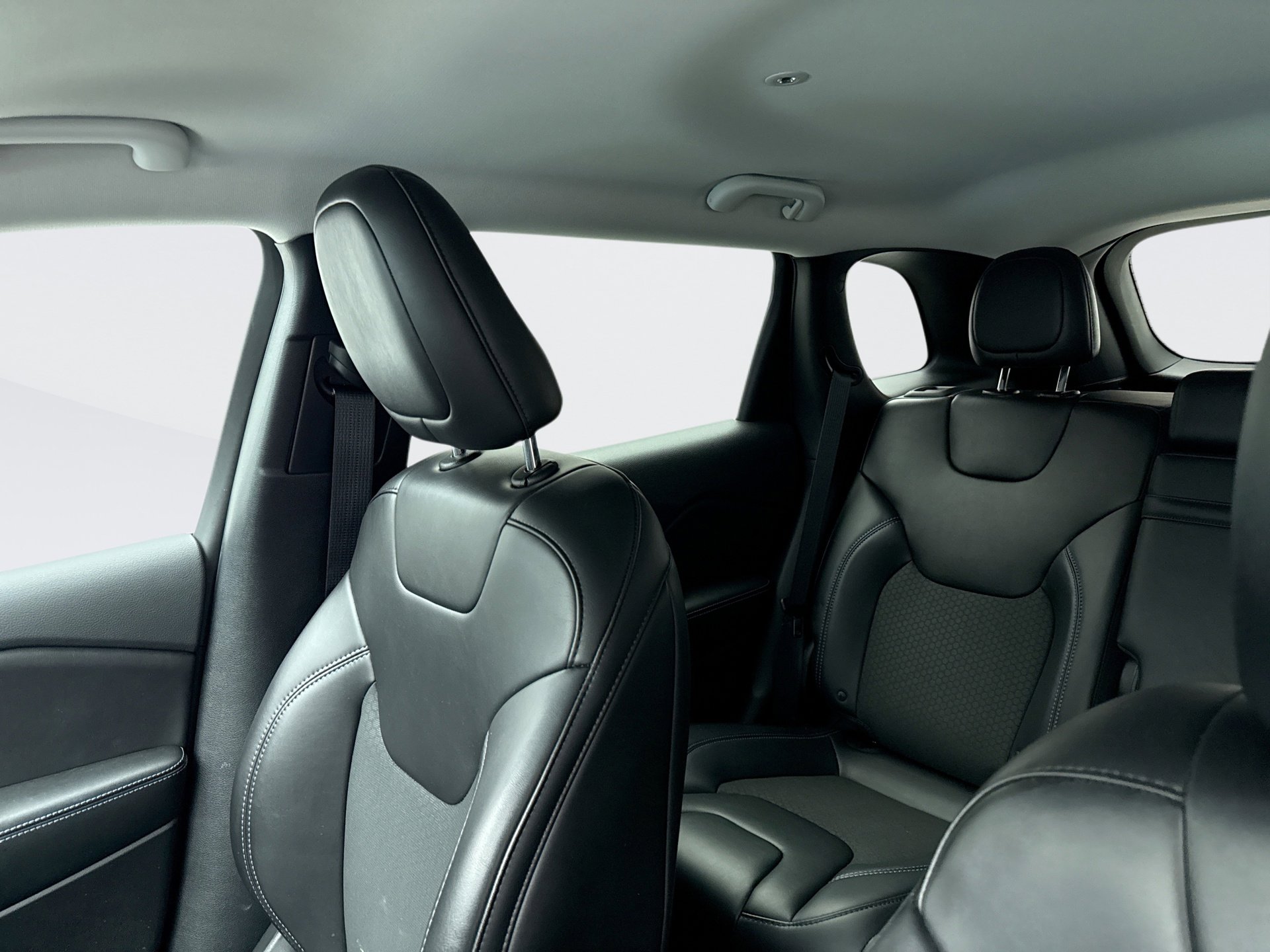 Used 2019 Jeep Cherokee Latitude Plus w/ Comfort/Convenience Group image 12